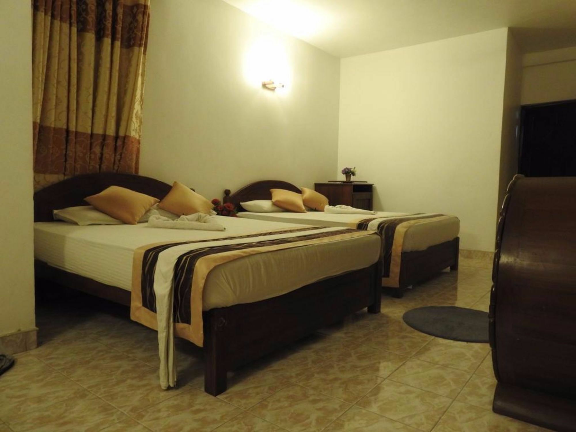 Oak Wood Inn Kandy Buitenkant foto